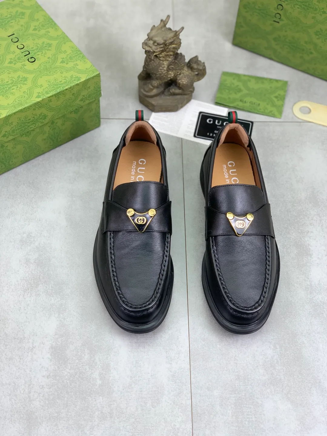Men's shoes💰P500💰【New model, soft and comfortable Gucci classic business leather shoes hot selection (Gucci) official website latest Gucci 🎁 business leather shoes, hot style 💥 simple and elegant style, exclusive for trendy men. Unique official website latest brand original double G embossed element 👑Gucci Original decoration, fashionable and generous, made of original calfskin ✅ fully imported first-layer pigskin lining, official website designated wear-resistant, rubber business outsole, real-life photos of classic models at the counter 🎬38-44 (customized for 45) 3⃣️ colors available